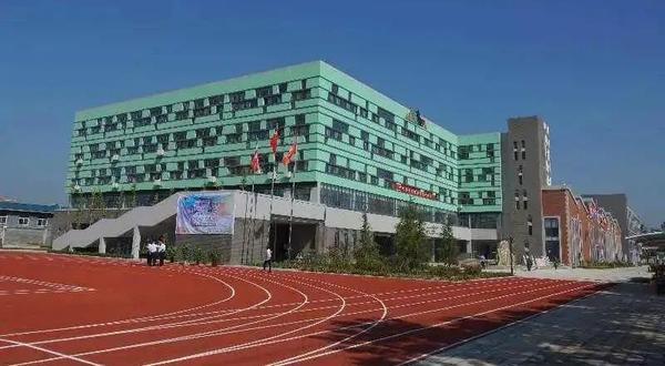 一,单位简介济南天山外国语学校为十五年一贯制国际化私立学校,2004年